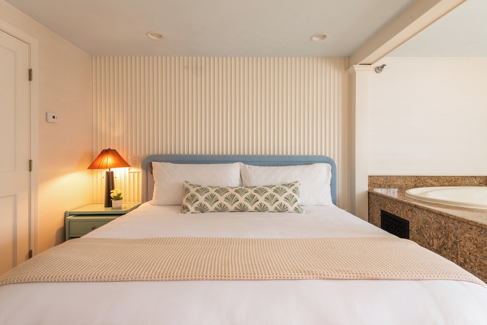 Grand, Meadow, King Bed, Jetted Tub