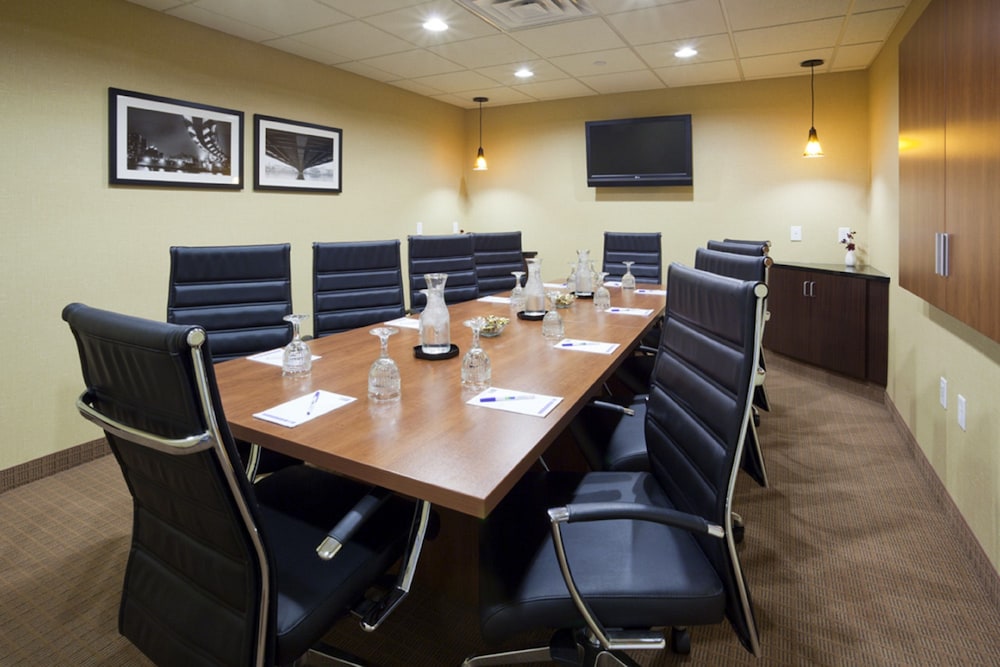 Holiday Inn Express Hotel Suites Rogers 51/51