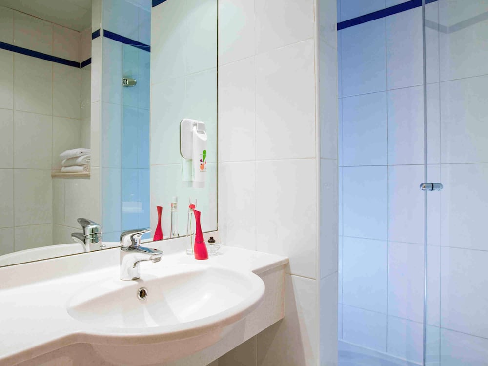 جناح متصل بسرير مزدوج وسريرين منفصلين، ibis Styles Paris Mairie de Montreuil 5/9