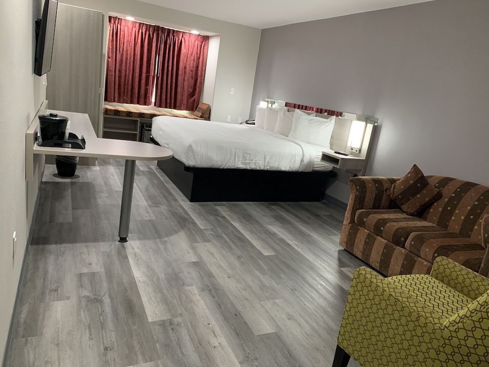 Microtel Inn And Suites Clarksville 12/30