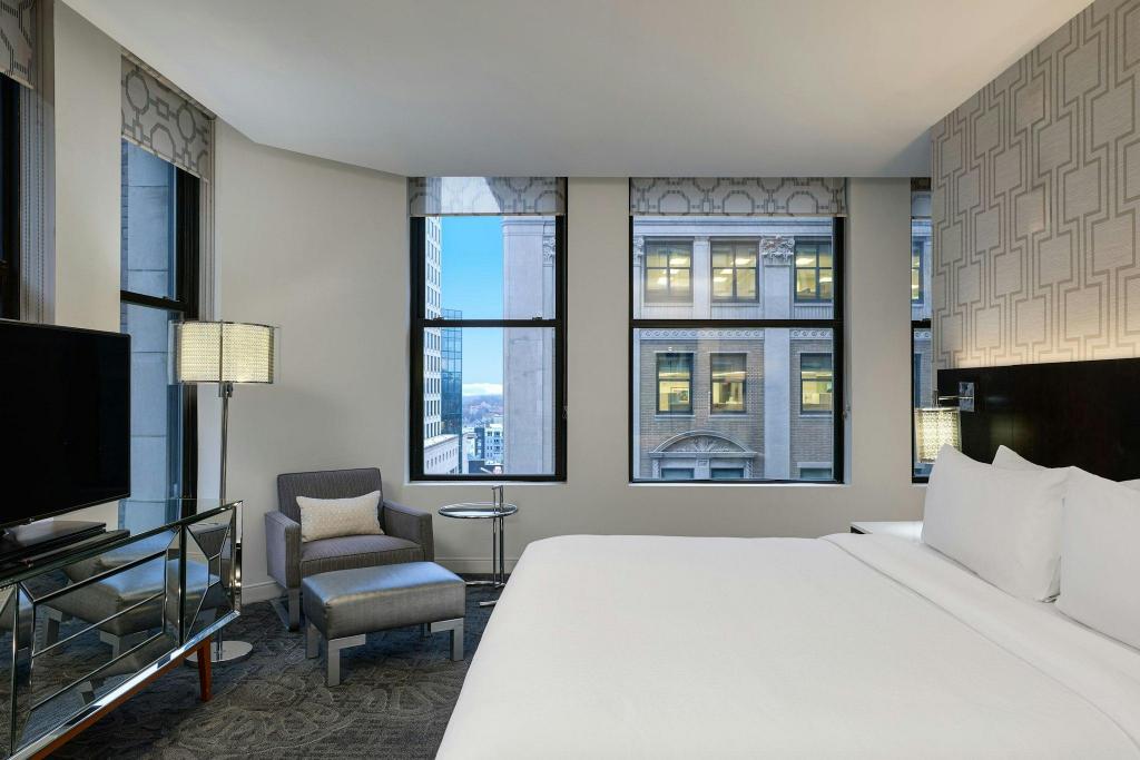 جناح تنفيذي بسرير كينج مع أريكة، Renaissance Cincinnati Downtown Hotel 2/5