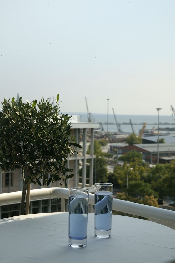 Anessis Hotel 30/30