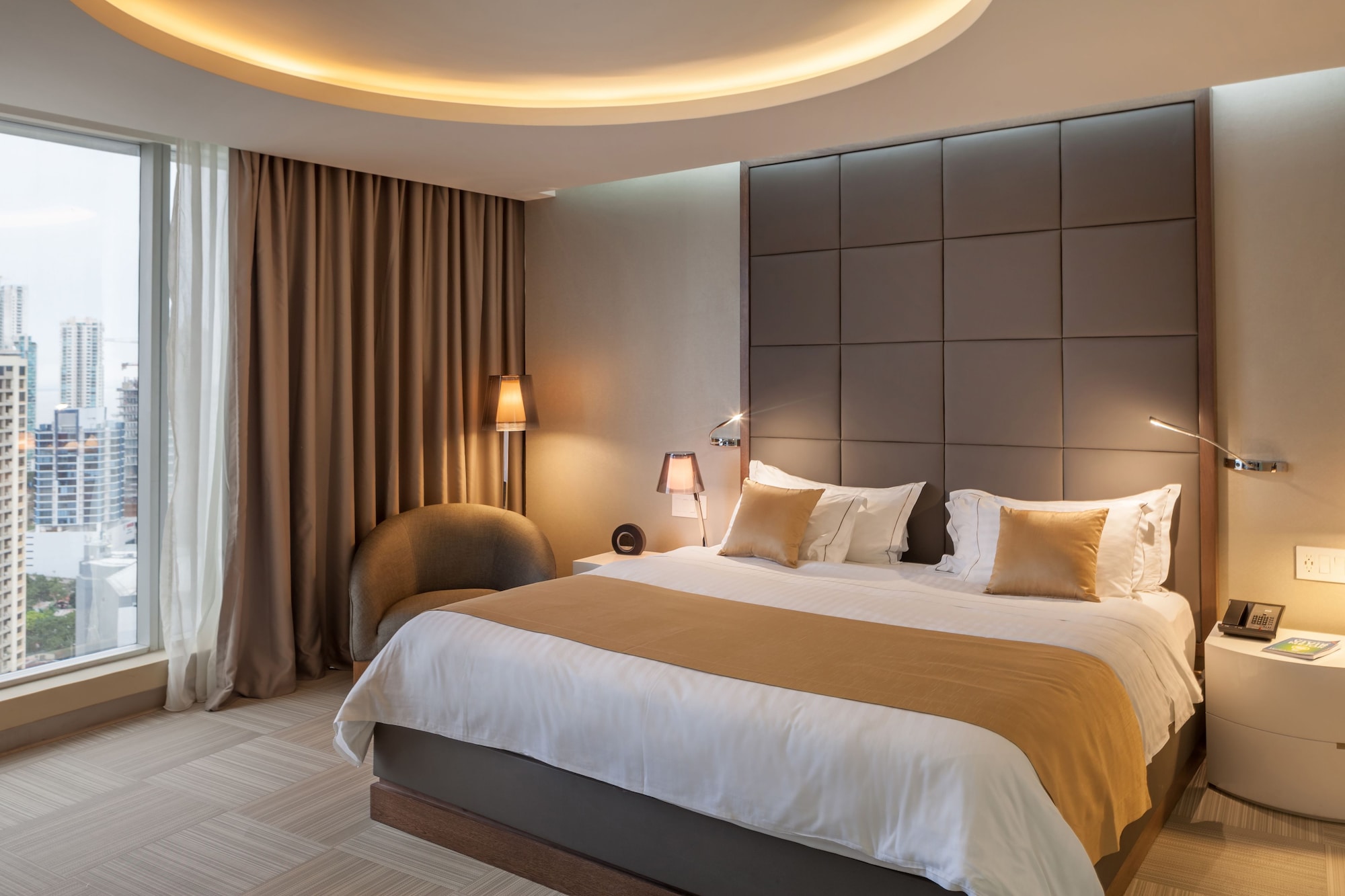 JUNIOR SUITE, KING BED, CITY VIEW, JETTED TUB