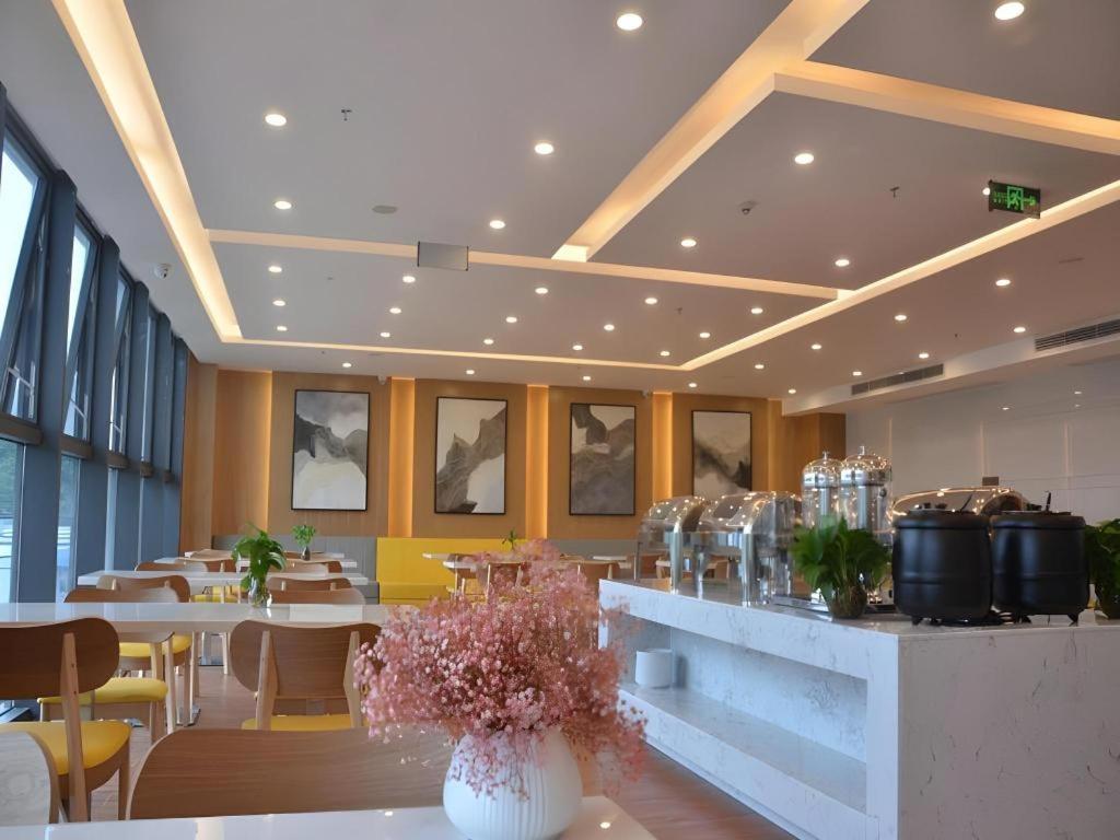 GreenTree Inn Guiyang Wudang District High-speed Railway East Station 6/43