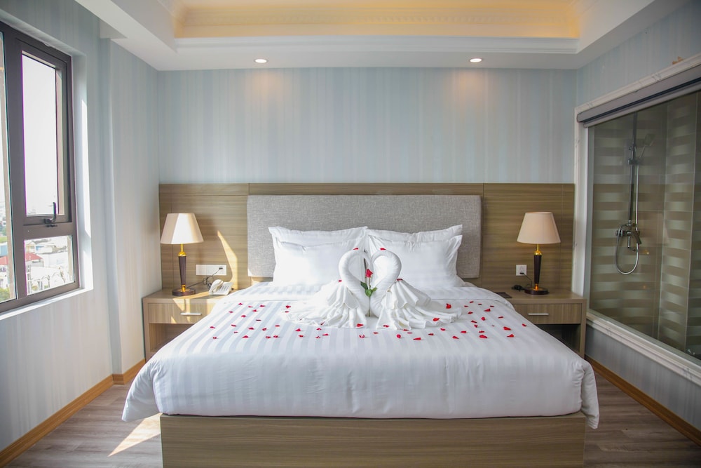 DELUXE, KING BED