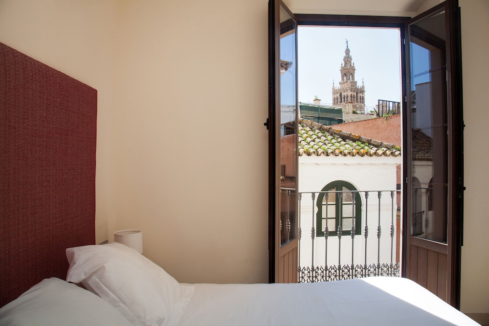 2 BEDROOMS, DELUXE, PENTHOUSE, CITY VIEW, TERRACE