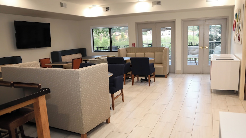 Holiday Inn Express and Suites Colorado Springs North an IHG Hotel 54/67