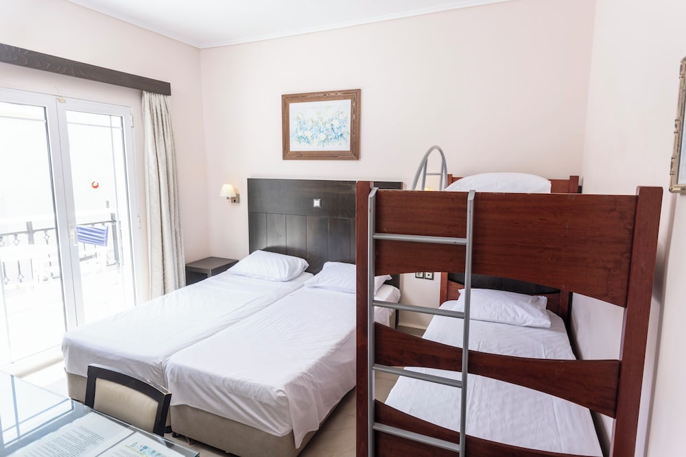 غرفة عائلية بسريرين منفصلين وسرير بطابقين، Hanioti Grandotel 3/9