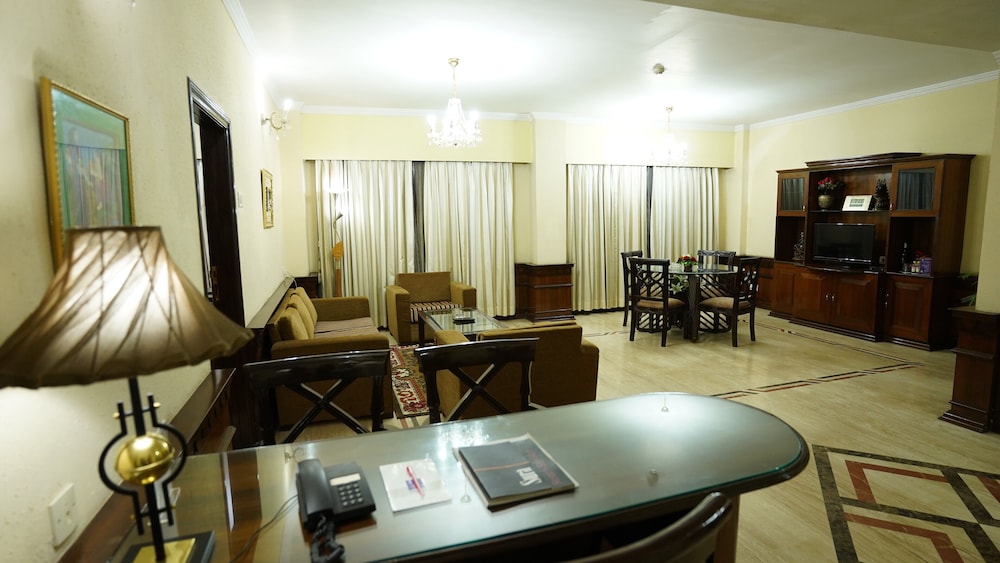 EMPIRES HOTEL 59/68