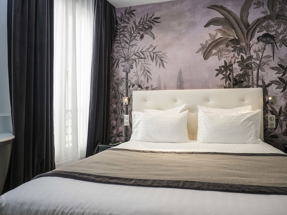 Room at Taylor, PARIS