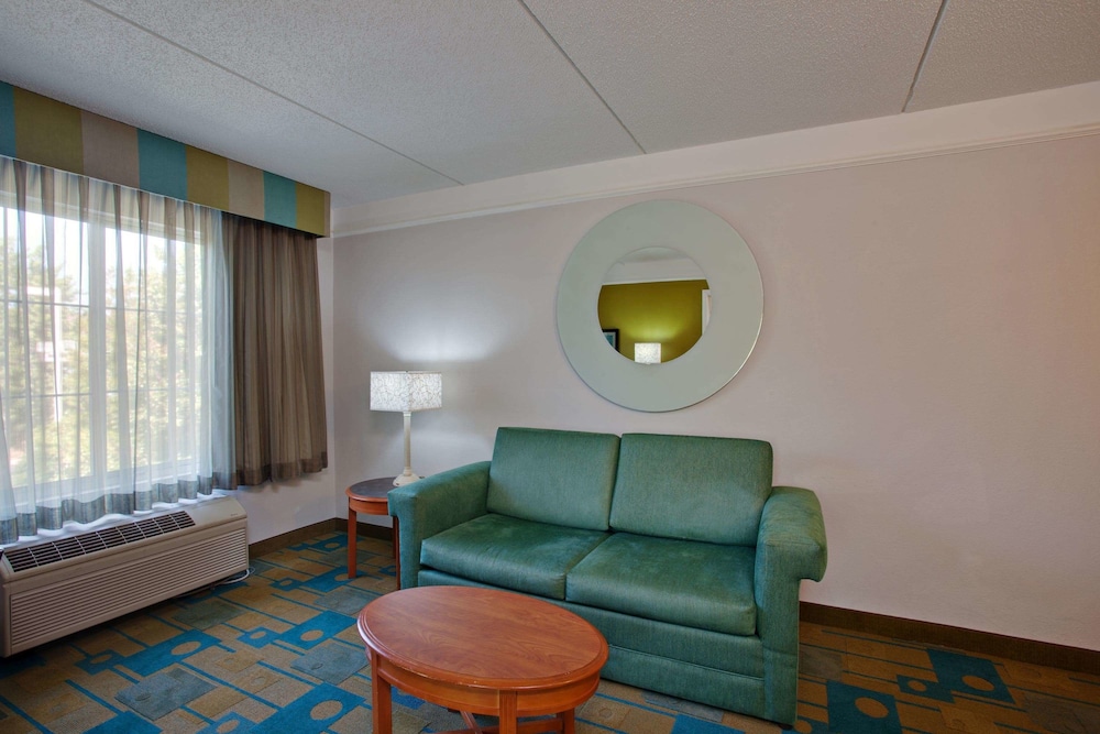 La Quinta Inn Suites Winston Salem 48/64