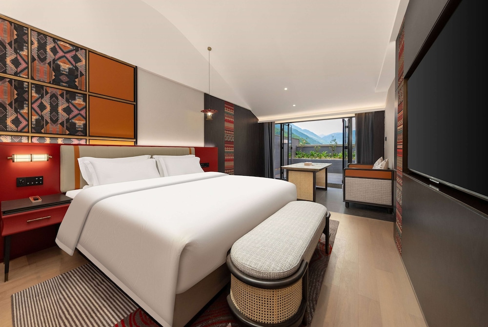 Garden, King Bed, Mountain View