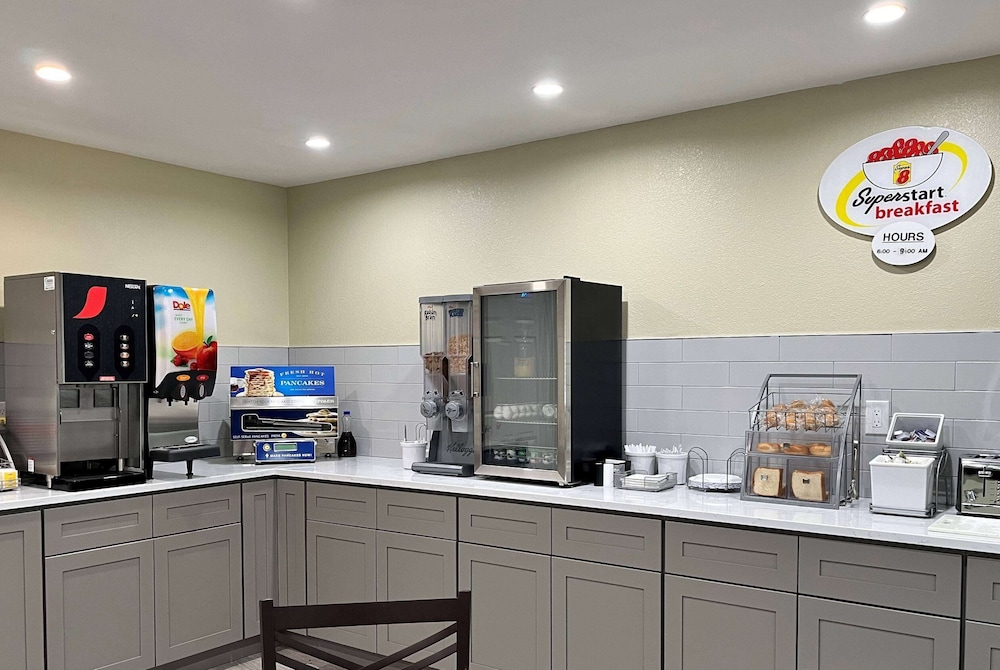 Super 8 by Wyndham Indianapolis/Emerson Ave 4/26