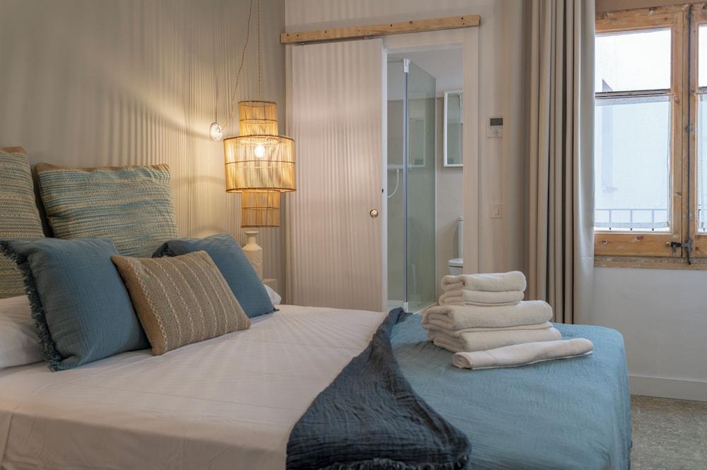Interior, Standard, Queen Bed