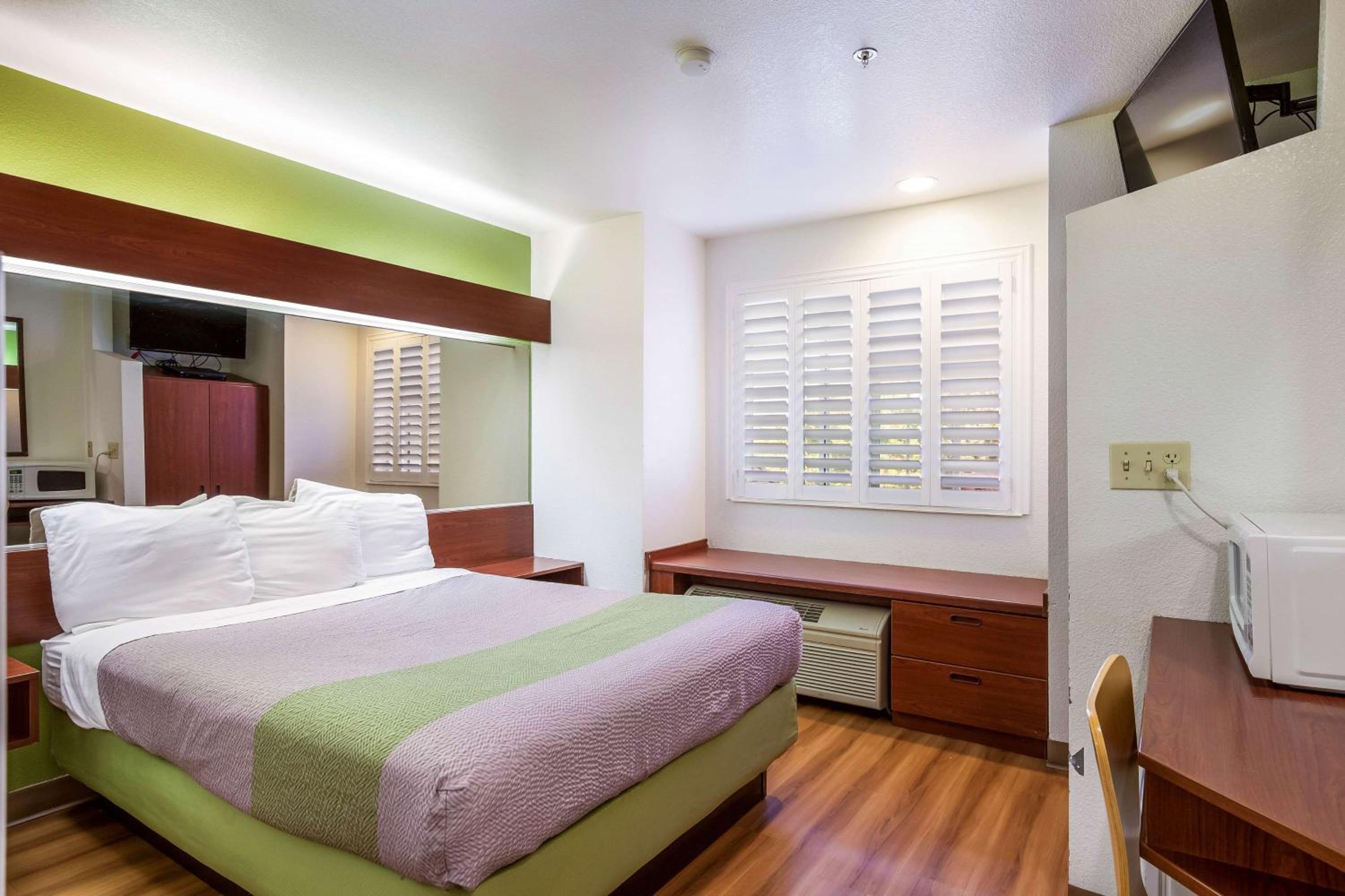 1 King Bed Non-Smoking, Micfridge