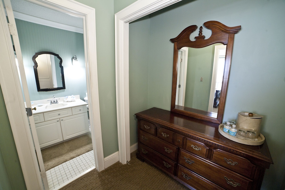 DeSoto Beach Bed & Breakfast 38/40