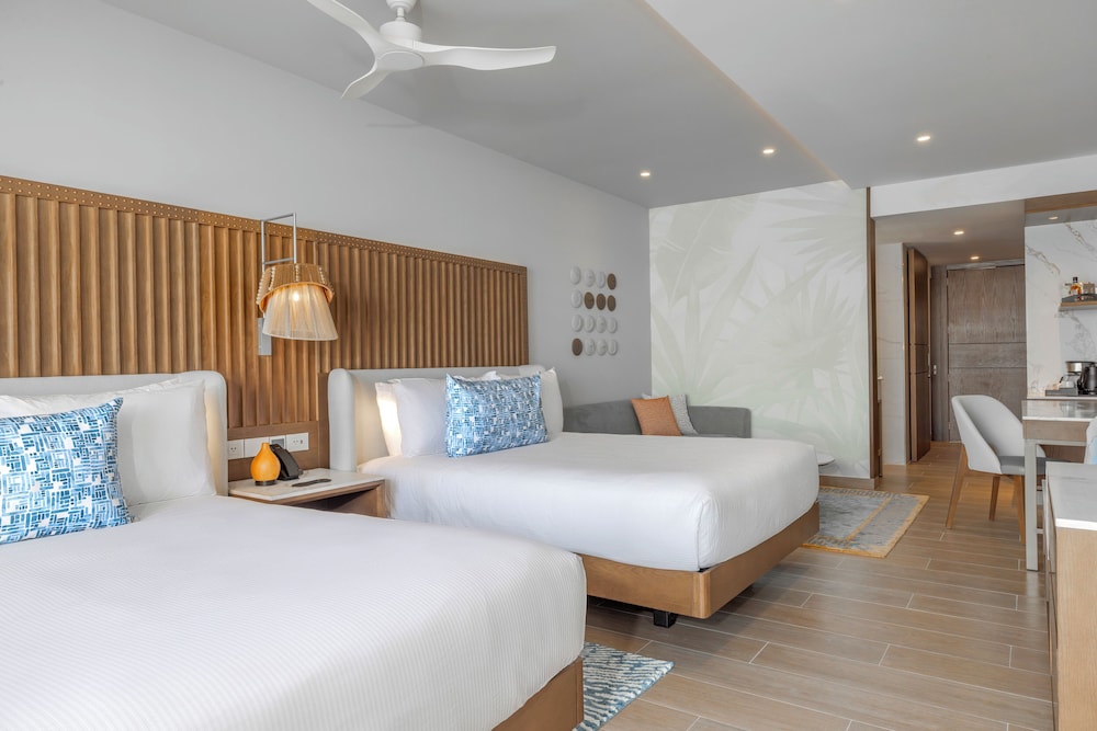 Junior Suite, Luxury, 2 Queen Beds, Pool View