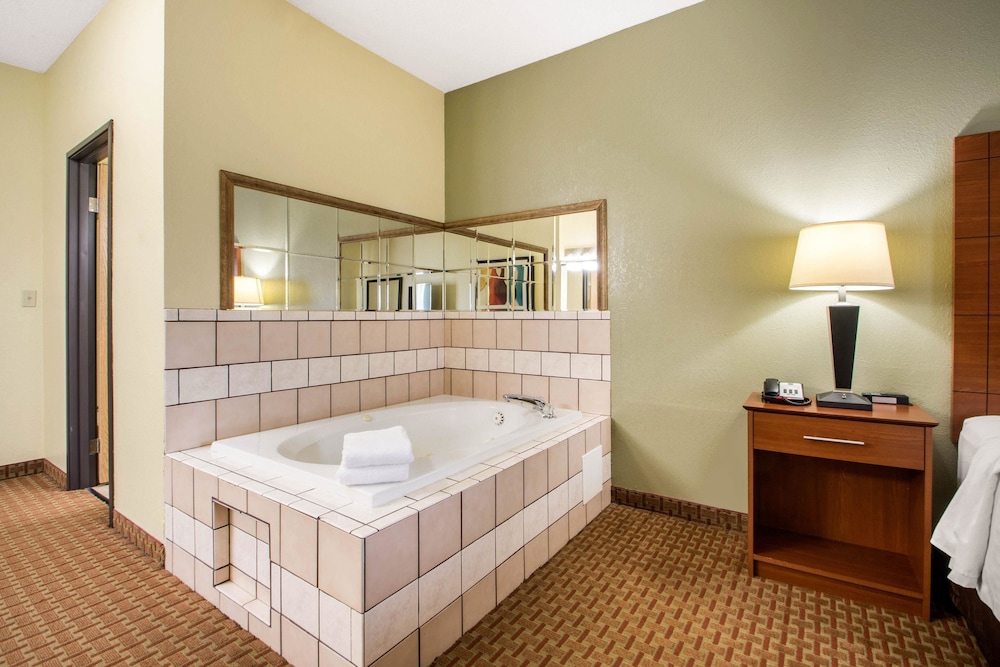 Comfort Inn & Suites Wisconsin Dells, WI 7/29
