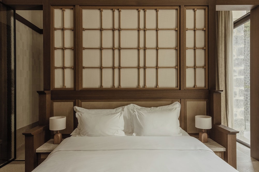 Forest, Superior, King Bed