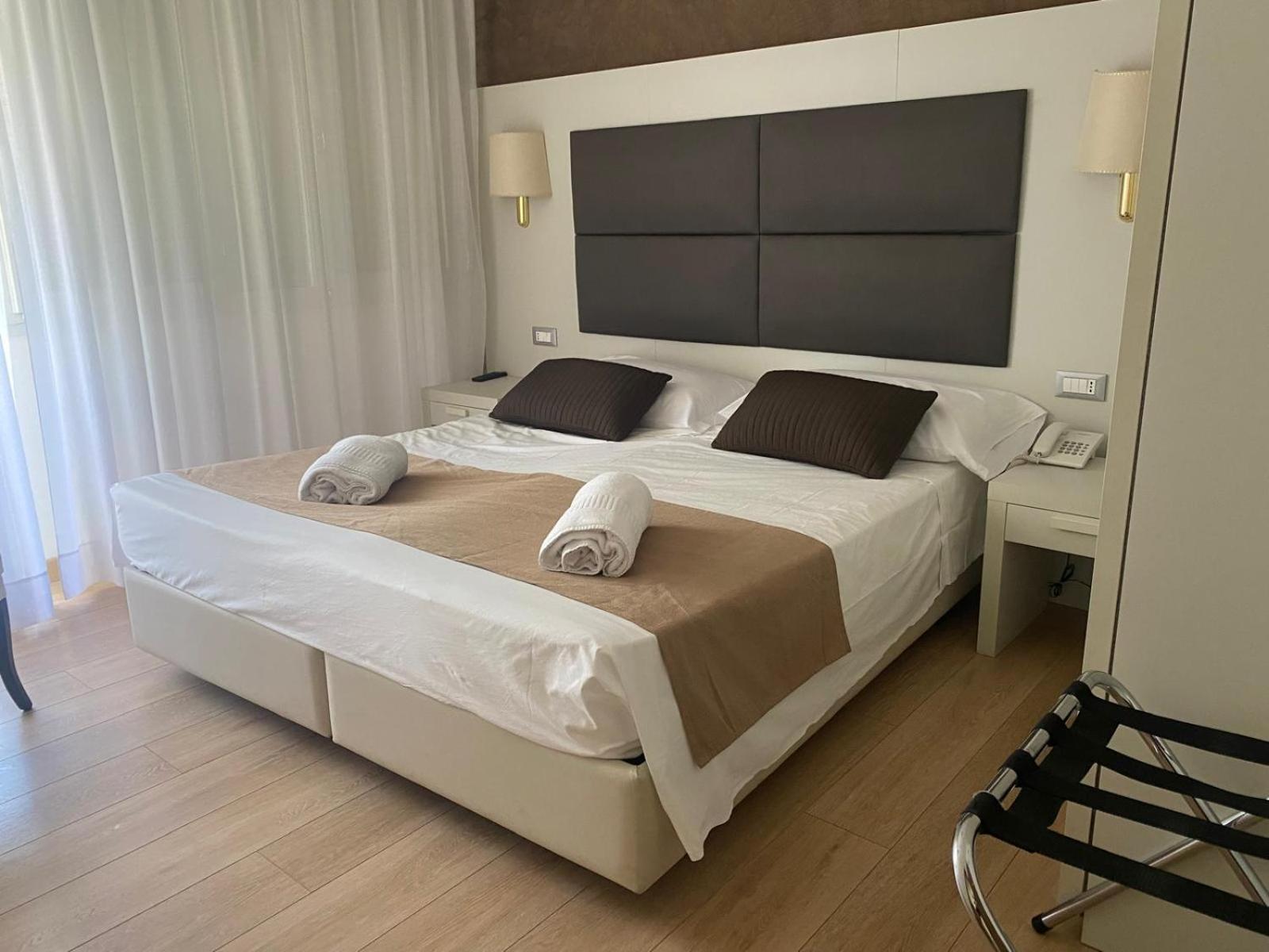 Hotel Eros 11/50