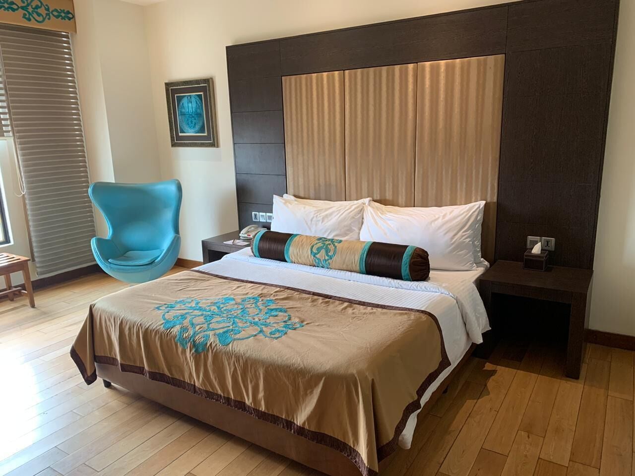 DELUXE, KING BED