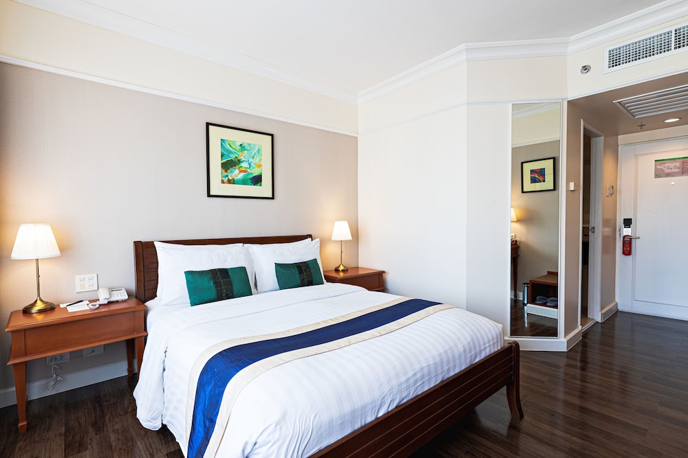 Le Siam Hotel 10/66