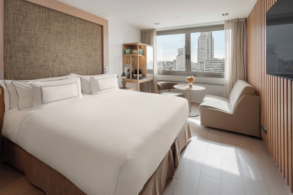 The Level, Double Bed, City View 2/10