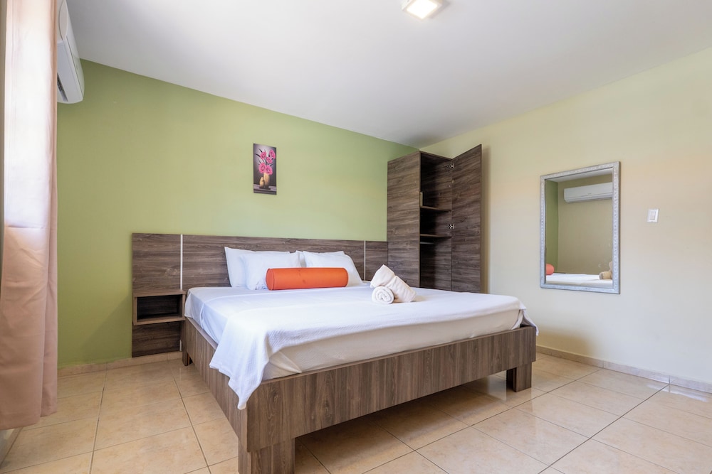 شقة كومفورت بسرير كينج وسرير كوين بإطلالة على المسبح بغرفتي نوم، Delynne Boutique Hotel 8/10