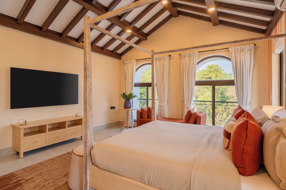 ELIVAAS Villa Paraiso 4 BHK with Pool and Bar 22/35