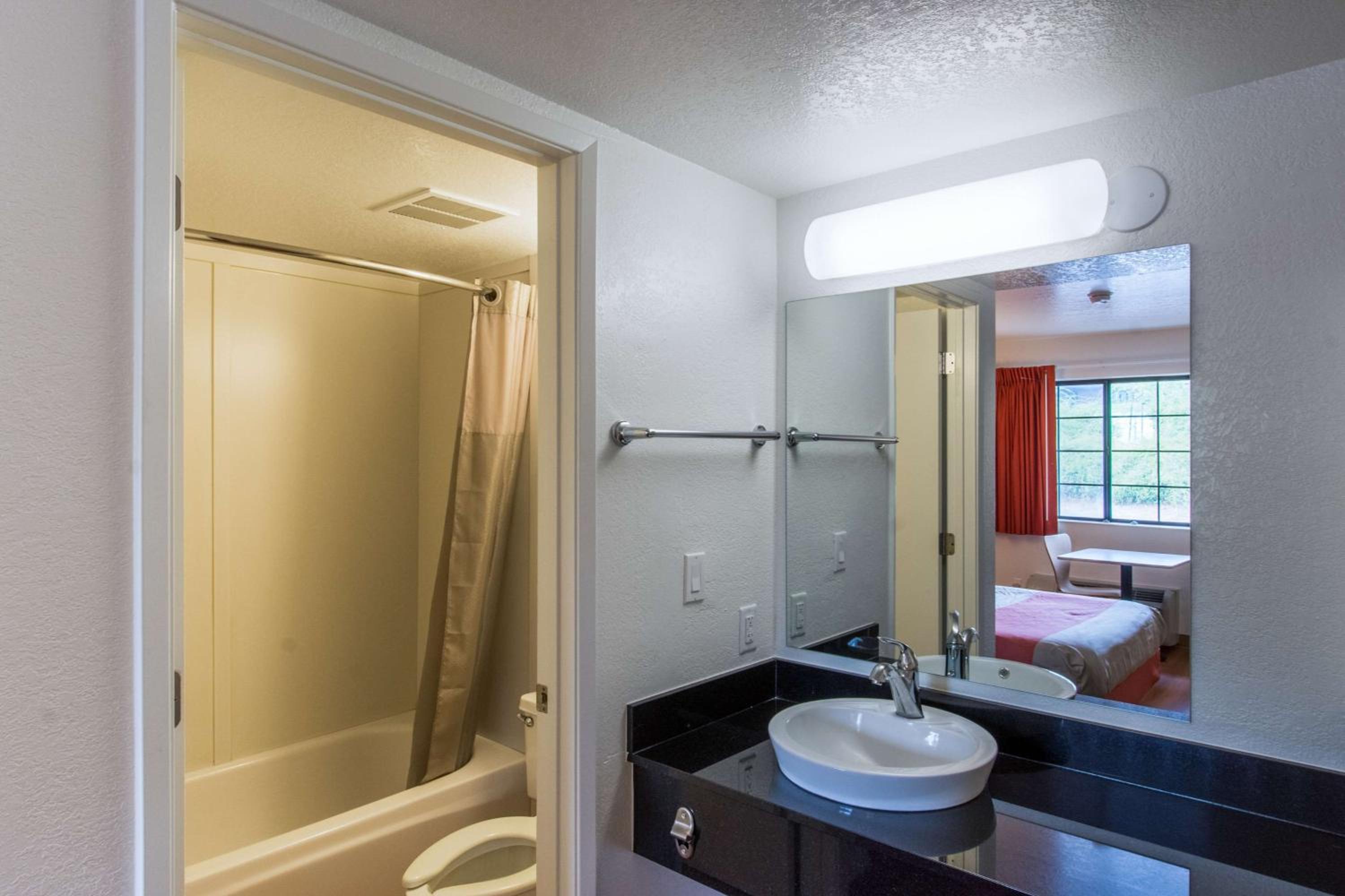 غرفة رباعية، Motel6 Redding, CA - North 8/10