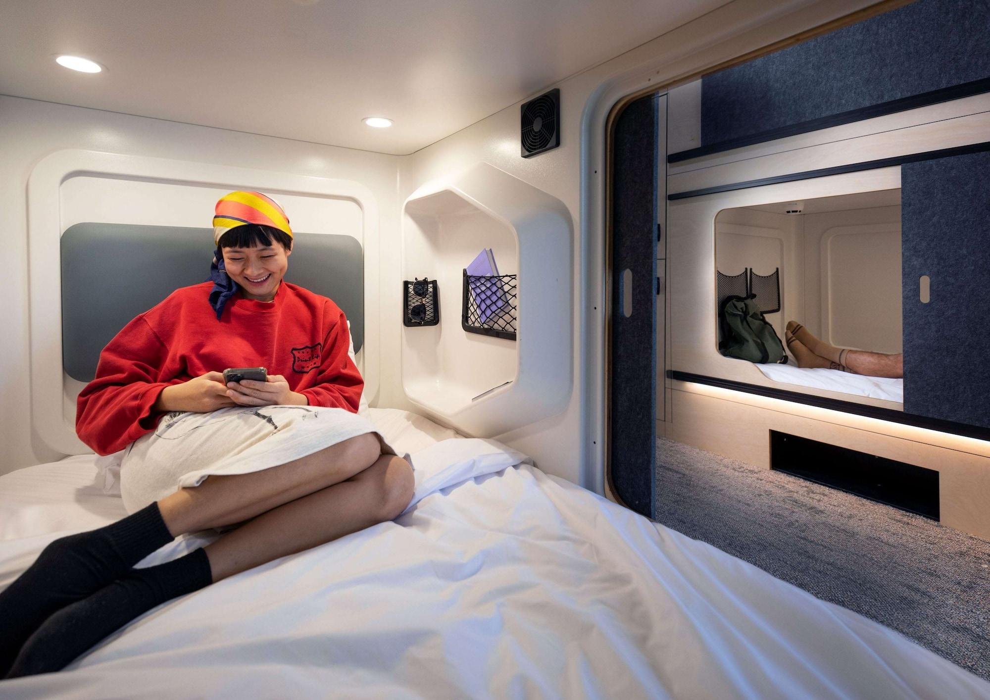 Private, Pod, 8 People