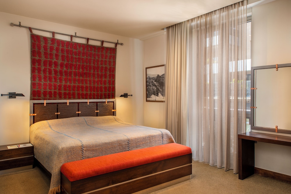 EXECUTIVE, SUITE