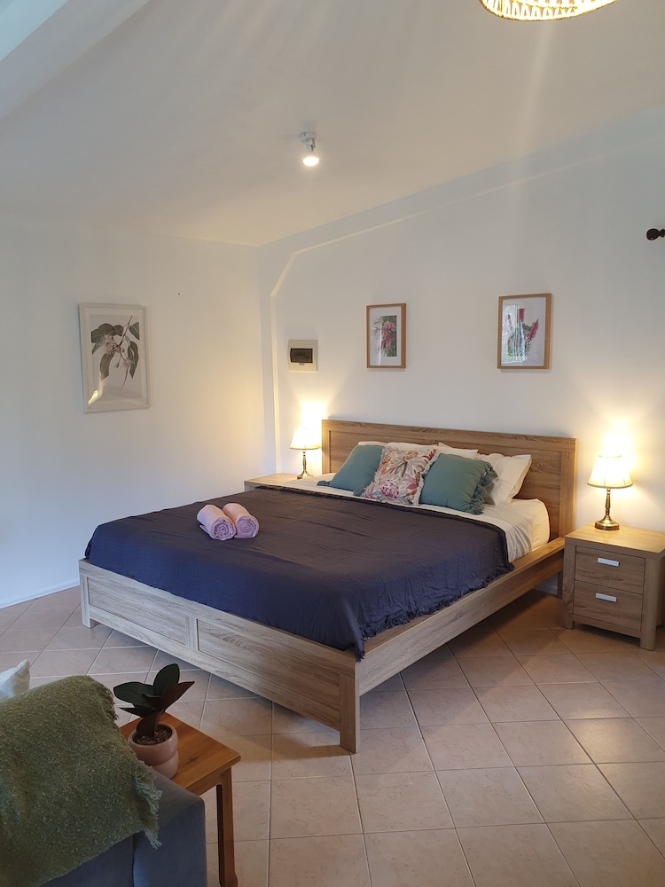 Cottage, Studio, King Bed, Garden View, Kitchen