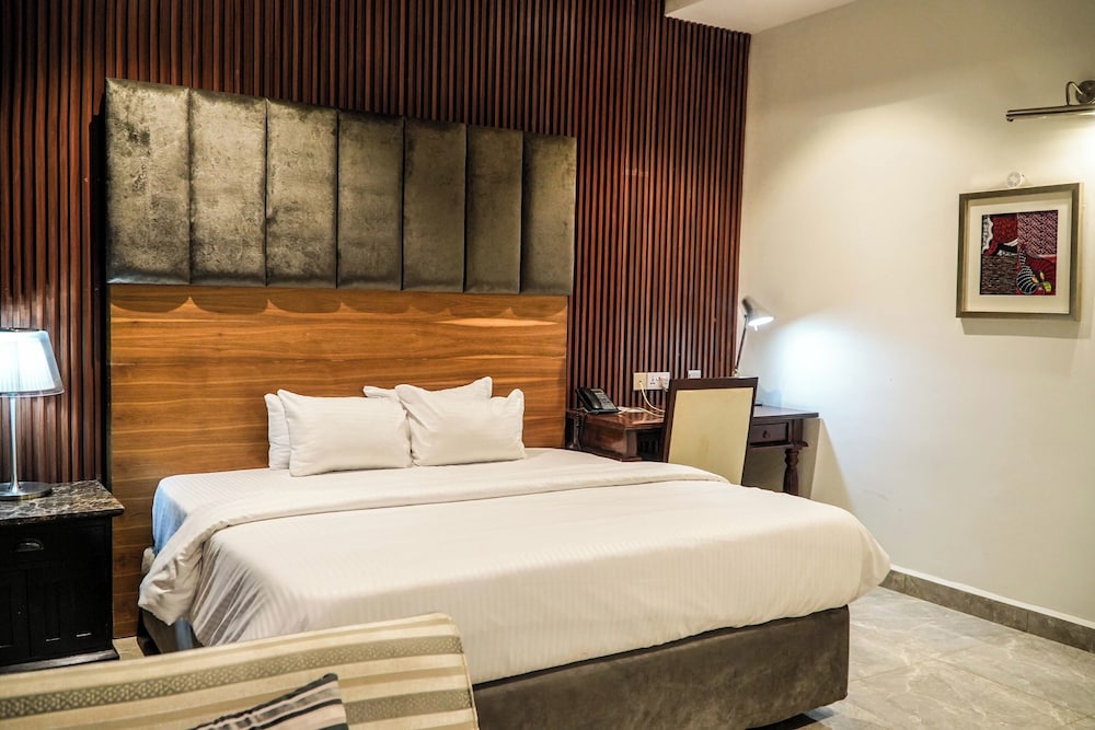 EXECUTIVE, SUITE