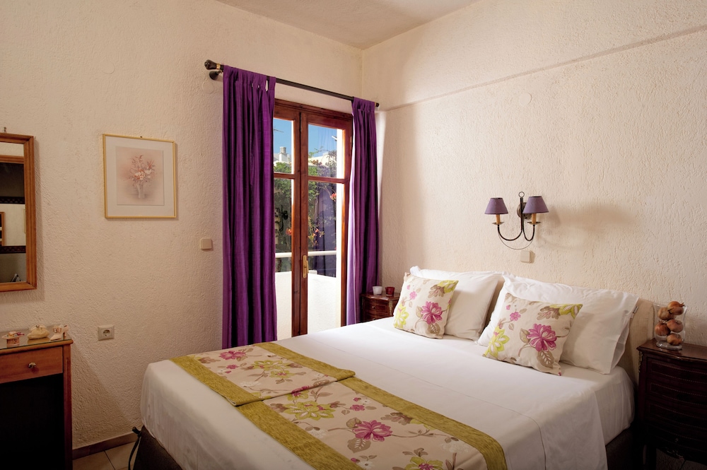 1 BEDROOM, SUITE, APARTMENT
