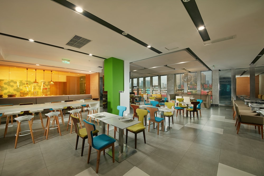 HOLIDAY INN EXPRESS LESHAN CITY SQUARE 31/43