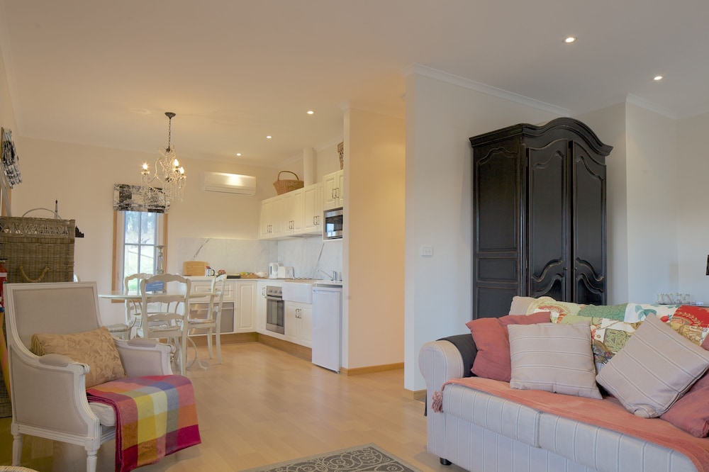 RIVERSDALE ESTATE COTTAGES 18/39
