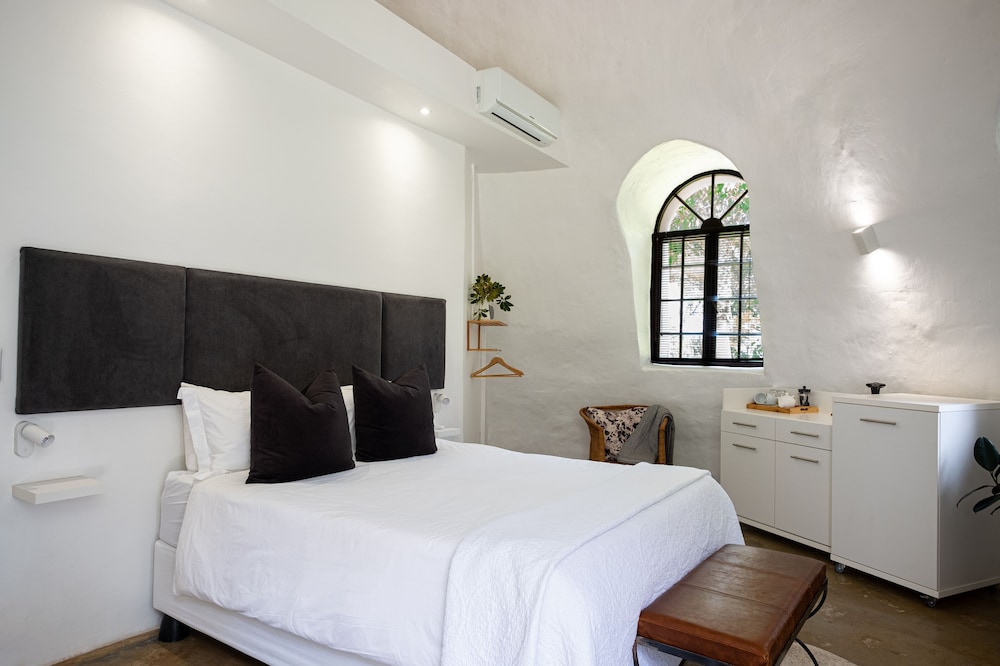 Dome, Queen Bed