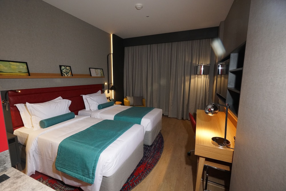ROOM, TWIN BEDS