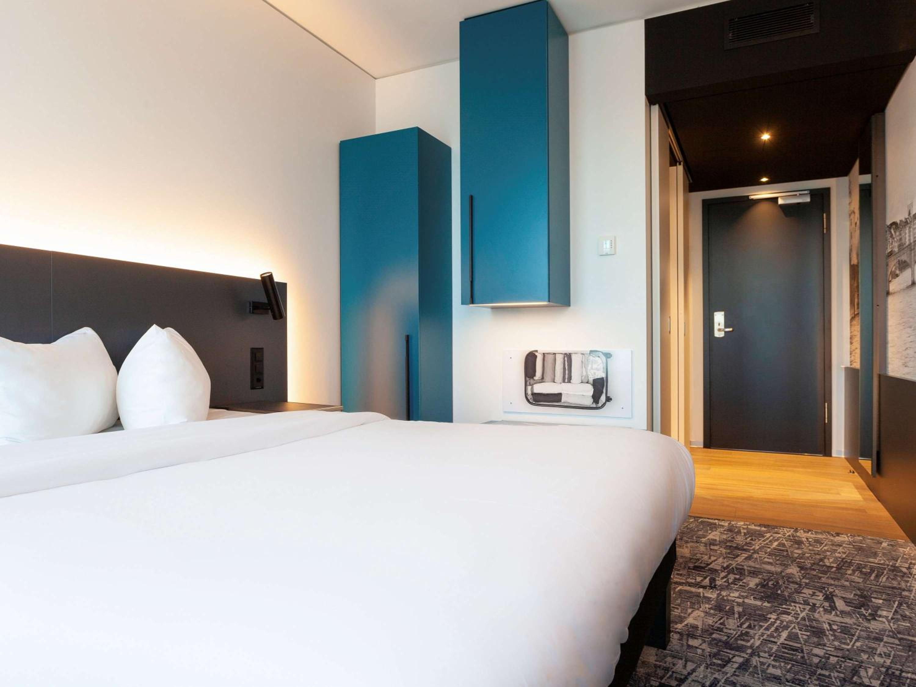 STANDARD, QUEEN BED