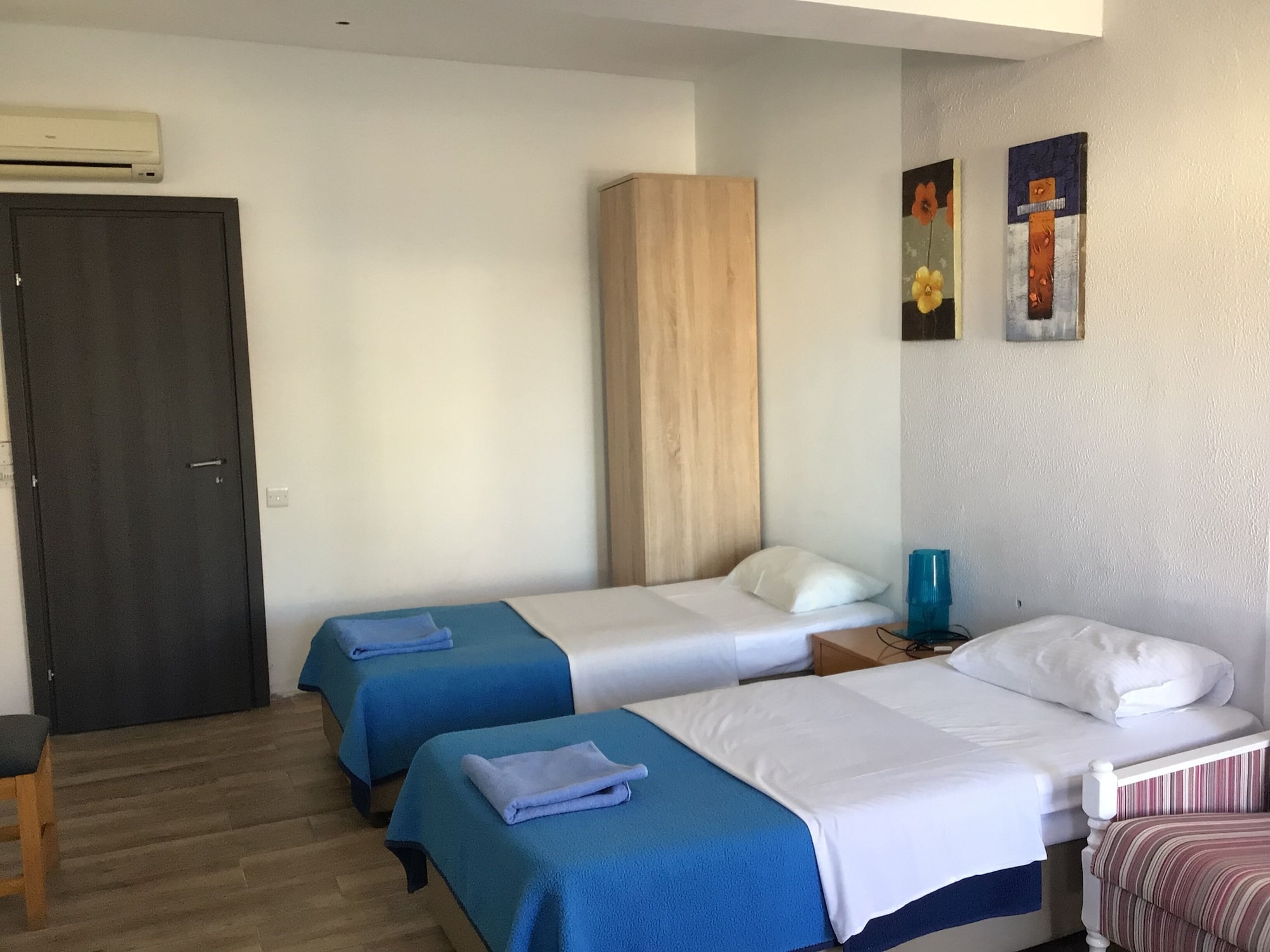 ROOM, SINGLE