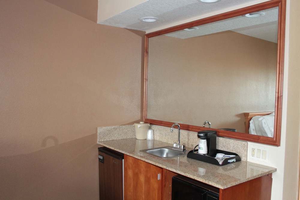 Holiday Inn Express Hotel & Suites Corning 37/45
