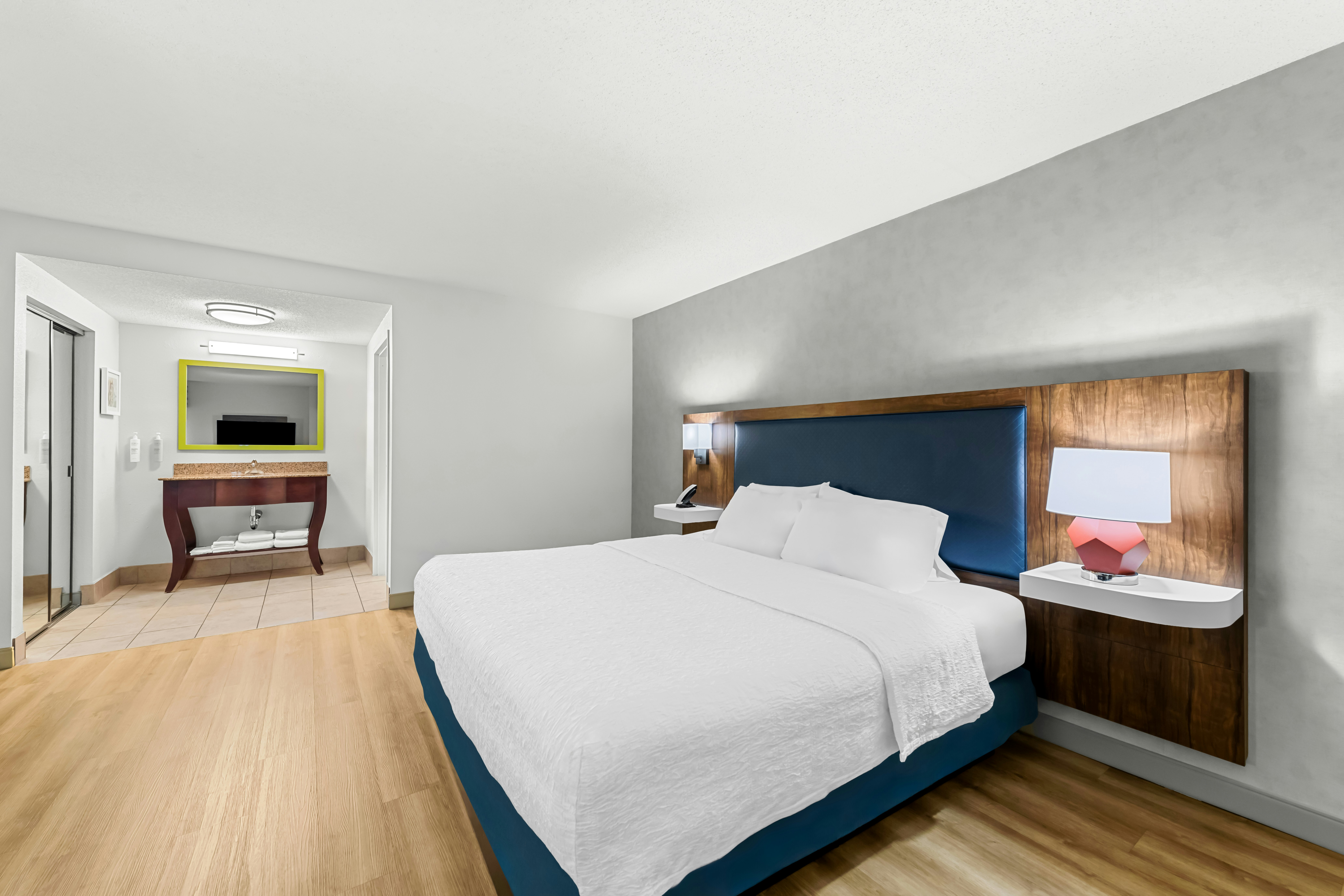 STUDIO, SUITE, KING BED