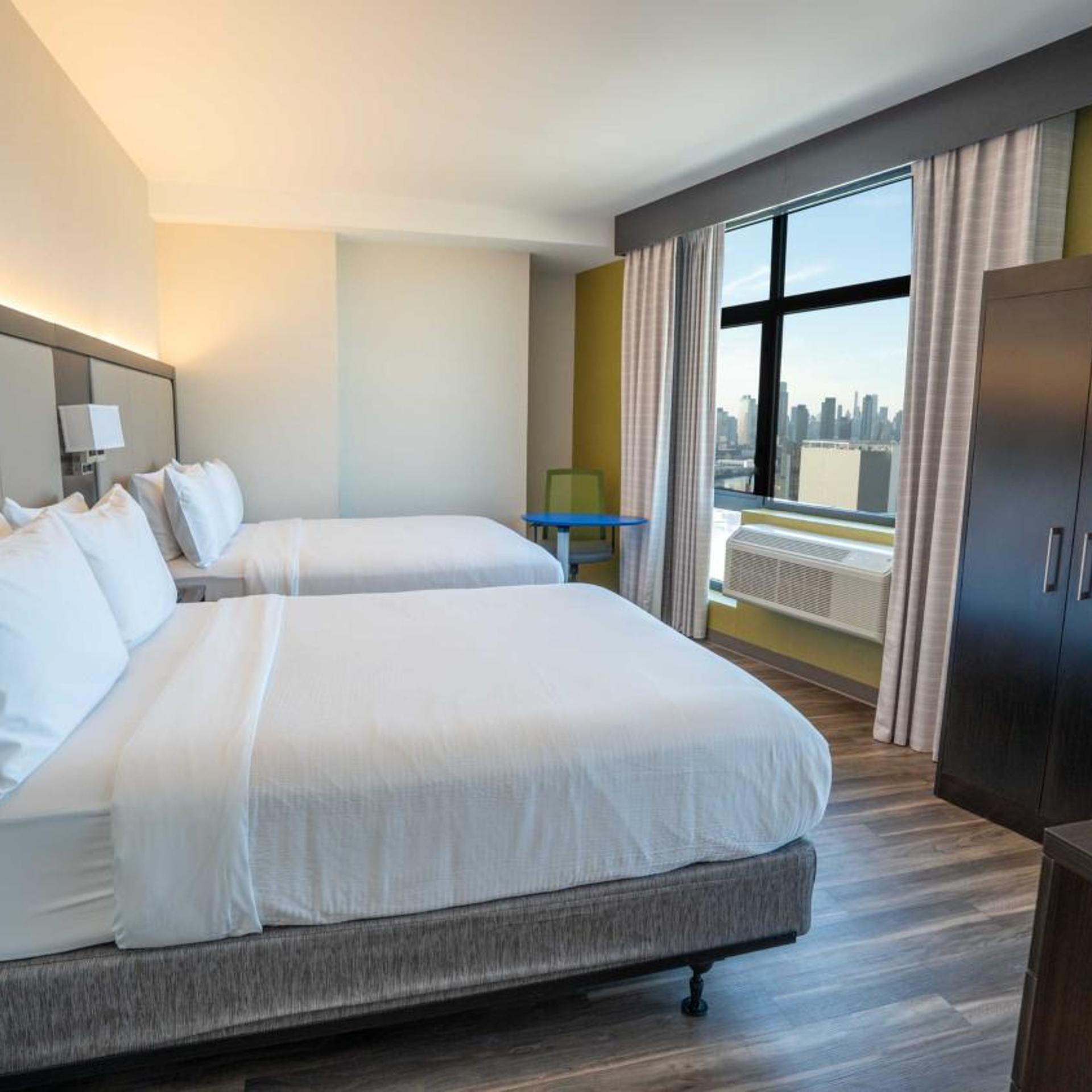 Standard, 2 Queen Beds, Skyline View, Pet Friendly 5/5