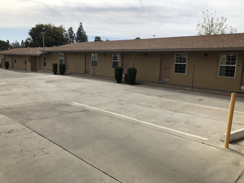 Topper Motel 6/47
