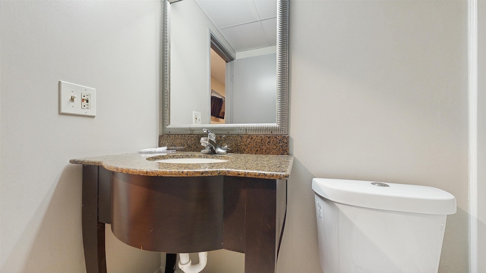 غرفة بسرير كينج، Red Lion Inn & Suites Olathe Kansas City 8/9