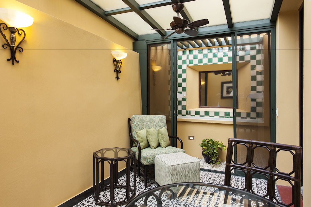 El Convento Hotel 50/75