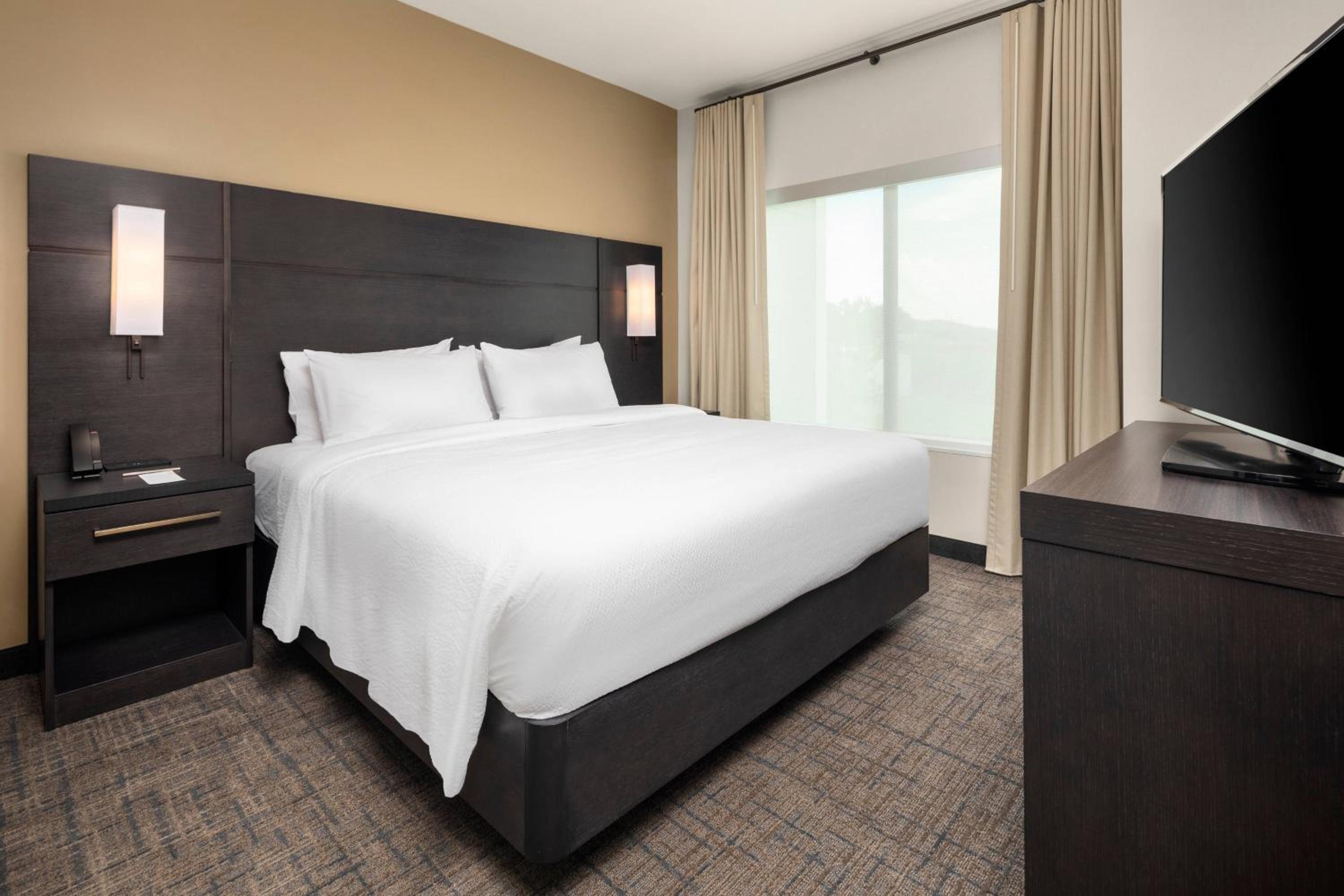 جناح بسرير كينج بغرفة نوم واحدة مع أريكة لذوي الإعاقة، Residence Inn by Marriott East Peoria 2/5