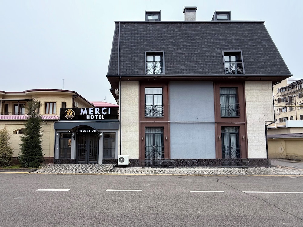 MERCI HOTEL 32/36
