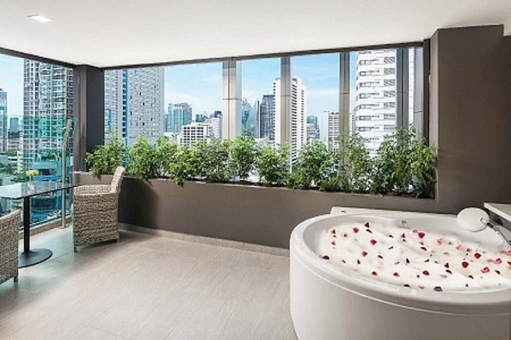 Solitaire Bangkok Sukhumvit 11 by Kingston Hotels 7/73